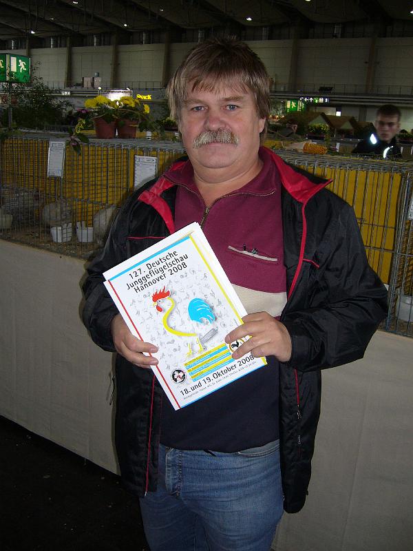 Hannover 2008 073.jpg - Preisrichter Karl-Heinz Bertram aus Westfalen-Lippe macht sich schlau
